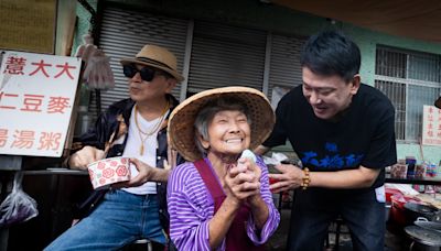 王識賢、高捷與嘉義「粉圓阿婆」親切互動 (圖)