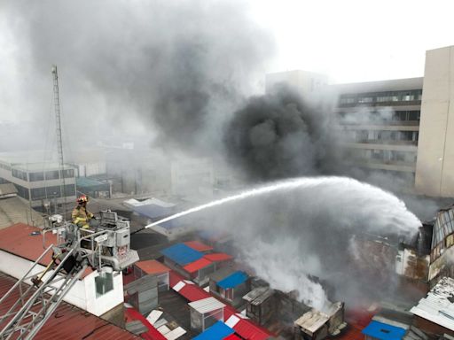 Mesa Redonda: bomberos confinan incendio en galería comercial