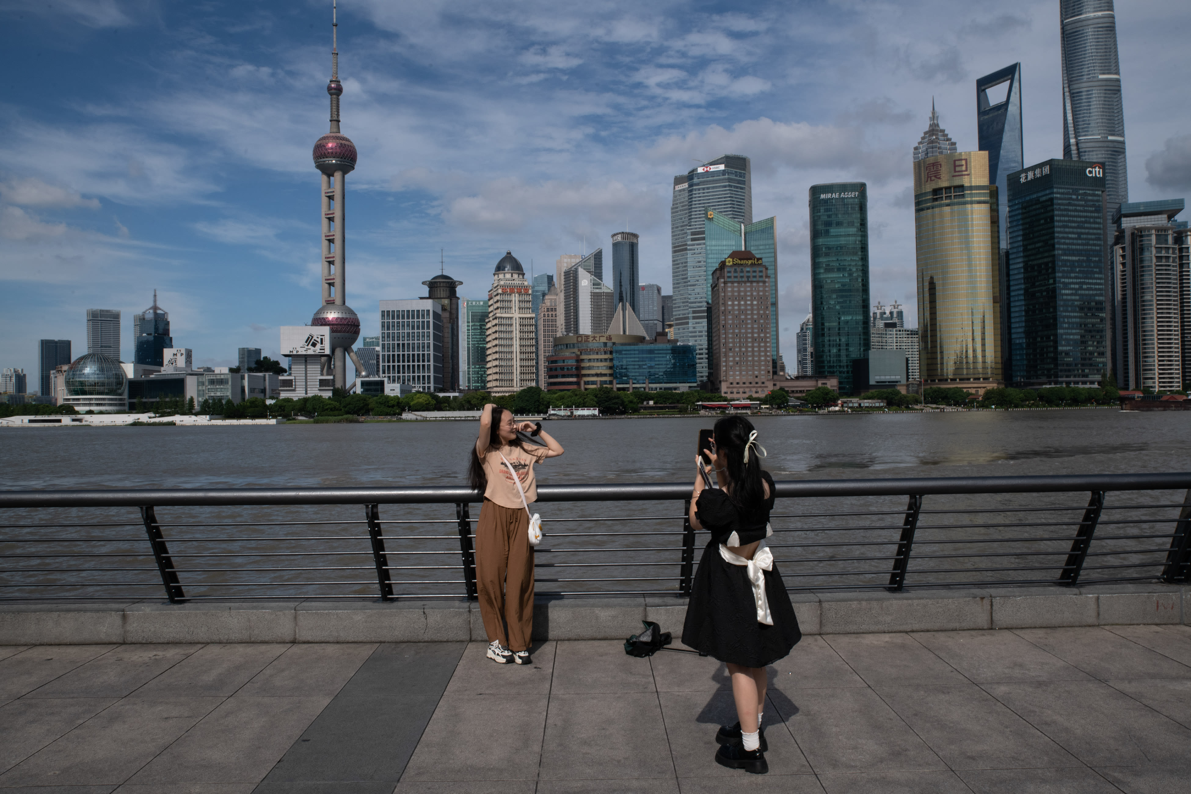 OMG your hair looks so cute! Young Chinese love American ‘praise culture.’