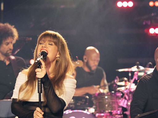 Blown Away Fans Say Kelly Clarkson 'Never Ceases to Amaze' After Latest Kellyoke Cover