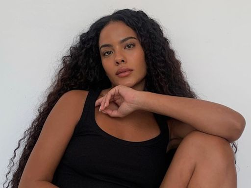 Bella Campos sobre transição capilar: 'Alisei o meu cabelo dos 10 aos 18 anos. Tinha vergonha do meu corpo'