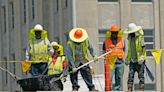 DeSantis bloquea protecciones contra el calor para los trabajadores al aire libre en Florida - La Opinión