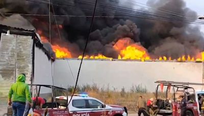 Se incendia fábrica de veladoras en San Martín Texmelucan, Puebla