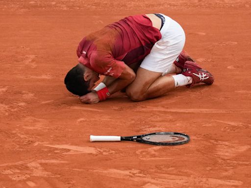 Djokovic dice que salió bien de cirugía en rodilla y espera volver pronto