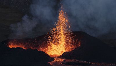 印尼連日火山爆發撤離數百人 專家警告：慎防海嘯 - 鏡週刊 Mirror Media