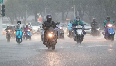 大雨狂轟「雄中湖」再現 校長嘆：努力被當笑話