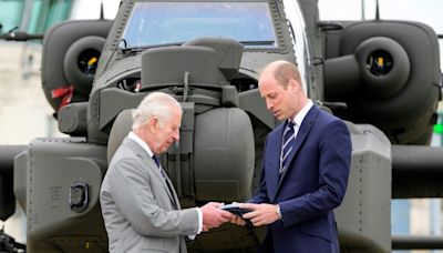 El rey Carlos III entrega una de sus funciones militares a su hijo Guillermo