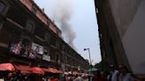 Incendio consume gran parte de bodega de mochilas en CDMX