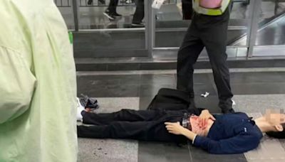 上海地鐵驚傳男子持刀砍人！乘客流血倒臥閘門口 驚悚畫面曝光