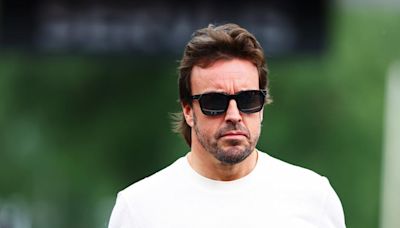 Alonso alza la voz: ​"No podemos adelantar en el pitlane, no podemos ir rápido, ir lentos ni hacer básicamente nada"