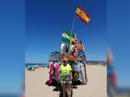 Miguel, el 'supermercado portátil' de la playa de Zahara en Cádiz, cumple 70 años este verano: "Seguiré mientras pueda"