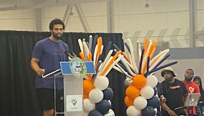 Still without his contract signed, Bears QB Caleb Williams salutes students on South Side