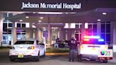 Hombre herido de bala llega manejando al Hospital Jackson Memorial: está en condición crítica