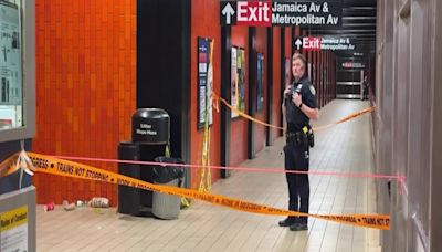 Apuñalan a mujer dentro de estación de metro de Queens en ataque aleatorio