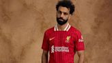 Salah modela nueva camiseta del Liverpool entre dudas sobre su futuro