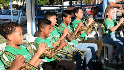 Jovens de Piratininga, em Niterói, aprendem a tocar instrumentos musicais em curso gratuito