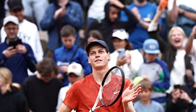 Sinner, recuperado, ganó en su debut en Roland Garros y mete presión a Djokovic, que necesita ser finalista para no perder el "1" ATP