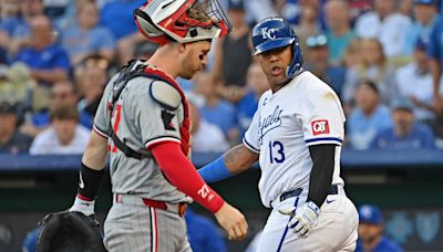 Royals edge Twins after controversial hit, late rally