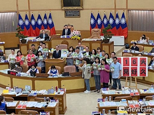 睽違316天侯友宜再進議會 新北民進黨團送「乖乖」：好久不見