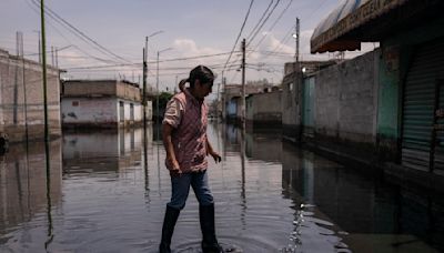 Residents of Mexico City suburb are anxious after living over a month in black sewage water