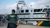 Hallan muerto a un joven migrante de unos 20 años con unos manguitos en una playa de Ceuta