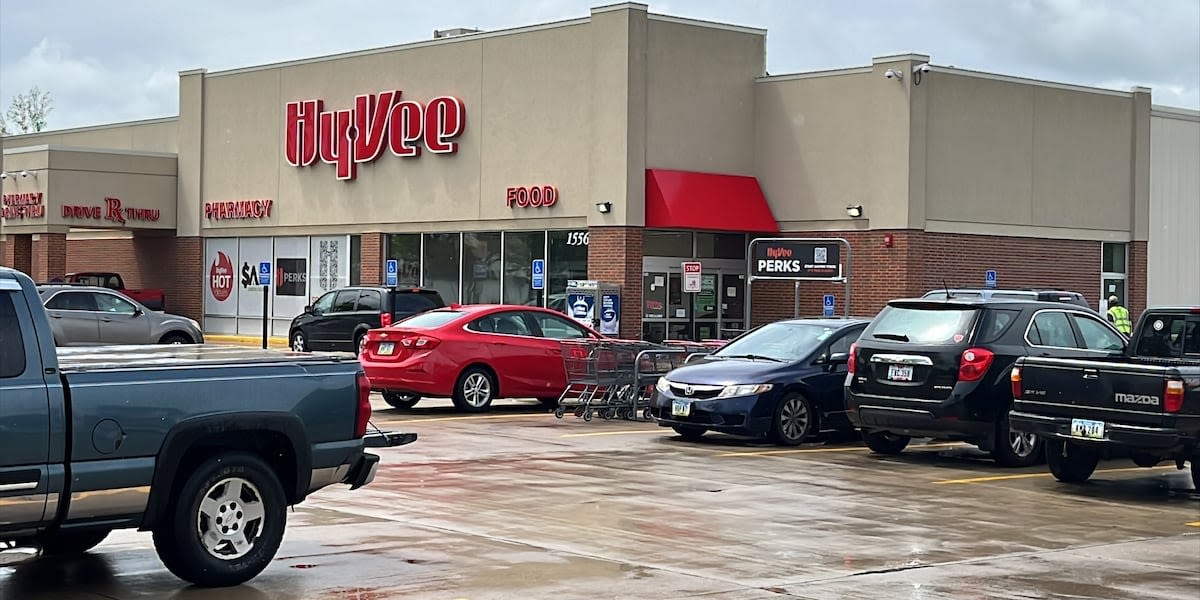 Hy-Vee to close Cedar Rapids store, leaving a grocery gap