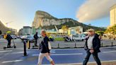 Gibraltar: un agujero (y un tipo que se larga silbando)