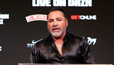 Oscar De La Hoya: Floyd Mayweather 'Embarrassing' Himself in Exhibition Boxing Fights