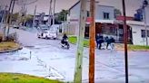 Quilmes: un grupo de vecinos persiguió a un motochorro que intentó escapar y lo golpearon