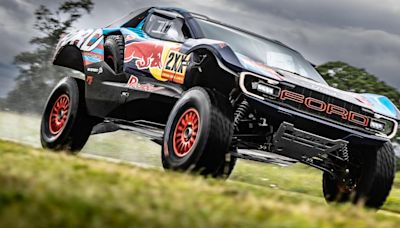 Presentado el nuevo coche con el que Carlos Sainz y Nani Roma correrán el Dakar