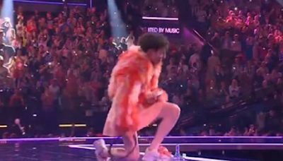 Nemo rompe el micrófono de cristal en el escenario de Eurovisión a los dos minutos de proclamarse ganador del festival