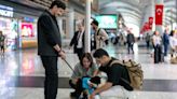 Perros adiestrados para desestresar a los pasajeros en el Aeropuerto de Estambul