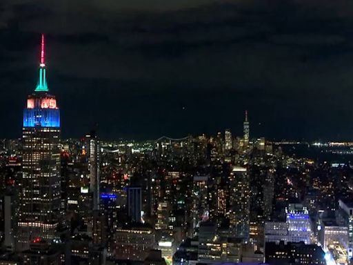 Iluminan el Empire State Building con los colores de los anillos olímpicos