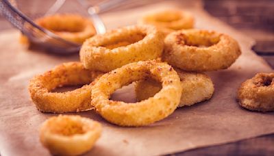 Chef Says You're Probably Making These Mistakes When Cooking Onion Rings