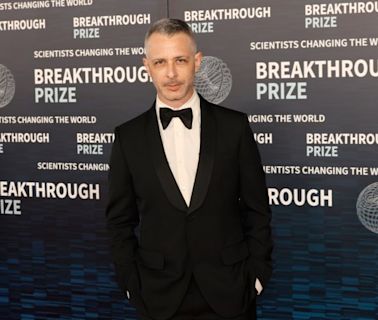 Jeremy Strong Wins First Tony: ‘This Play Is a Cry from the Heart’