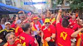 La afición española arrasa en las calles de Düsseldorf - MarcaTV