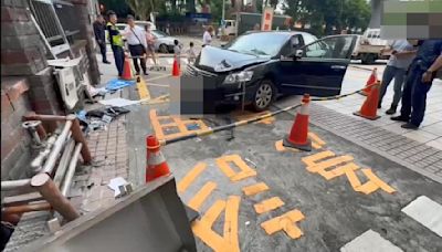 三峽孕婦駕車突失控 衝急診室車道狠撞1人命危