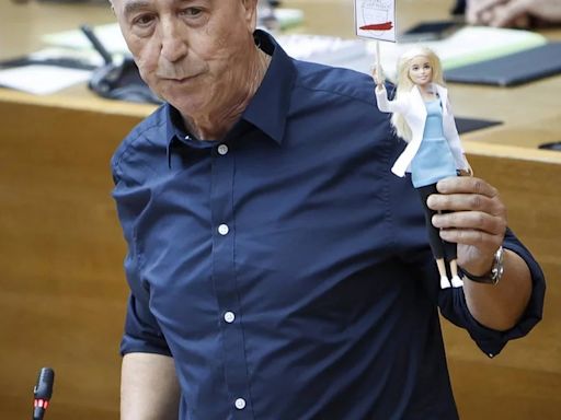 Una "Barbie censurada" protagoniza la crítica de la oposición a un Consell que cierra filas con el alcalde de Borriana