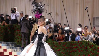 Sarah Jessica Parker Returns to the Met Gala Red Carpet in a Huge Headpiece — and It's So Carrie Bradshaw