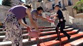 Activistas condenan feminicidios en Italia arrojando pintura roja en escalinata de la Plaza Española