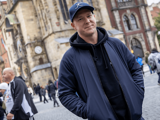 Palat tours art museum ahead of Global Series in Czechia | NHL.com