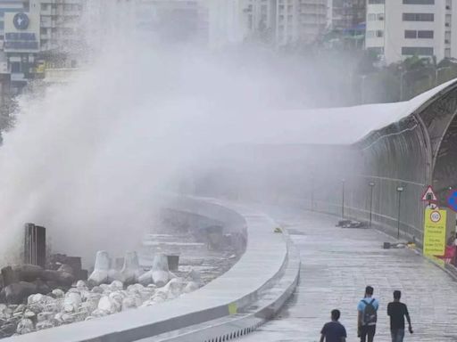 Heavy rains pound Pune, Mumbai: Several dead, flights cancelled, IMD issues red alert - Mumbai, suburbs receive rain