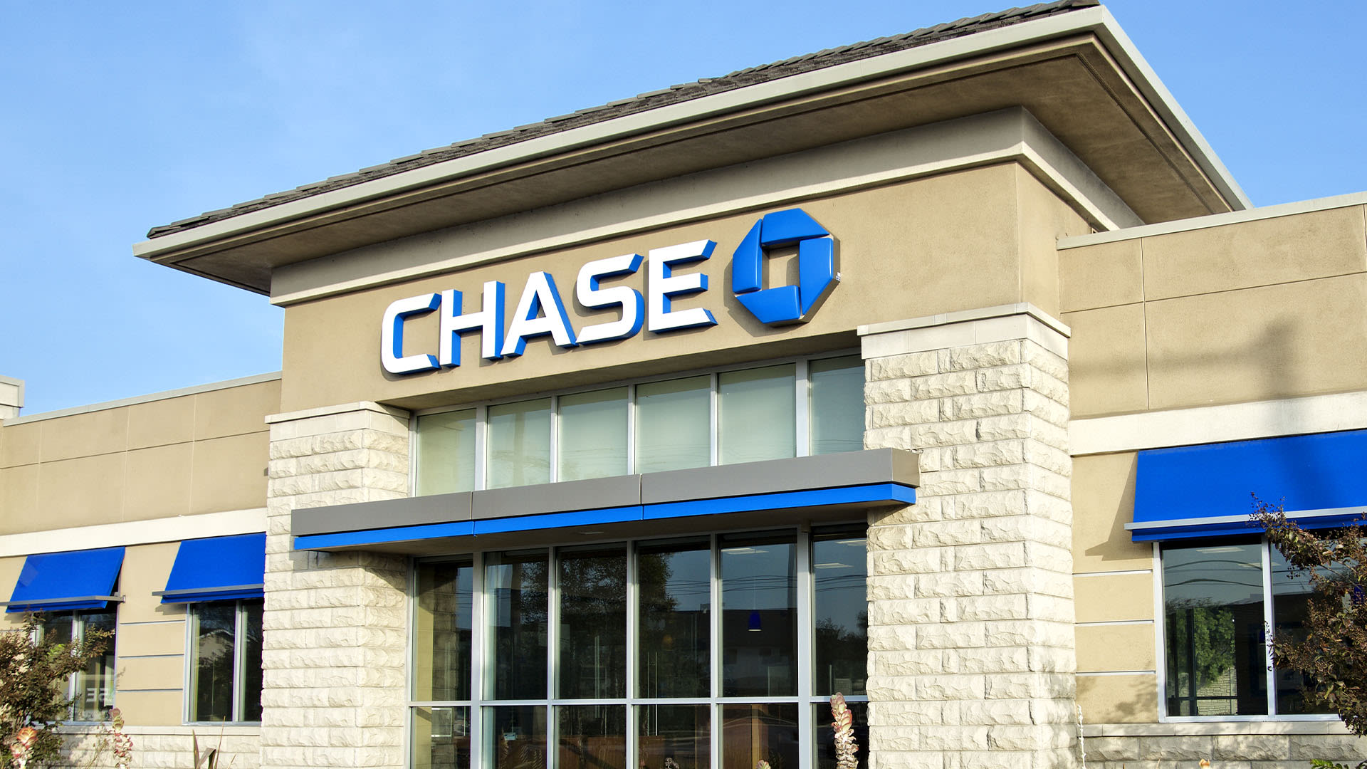 'Watch your accounts' cries Chase customer after bank withdrew $300
