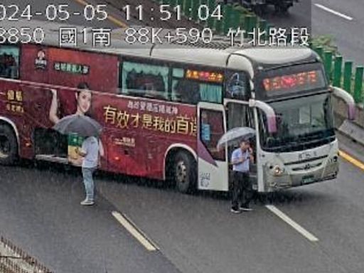 快訊/國道1號南向竹北段「國光客運車禍」！ 斜停路中央傷亡仍不明