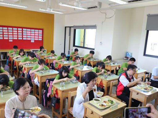 雲林縣長與5萬多名國中小師生共進蔬食餐 吃出健康保護地球