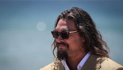 Jason Momoa confirma su relación con la actriz Adria Arjona, hija de Ricardo Arjona