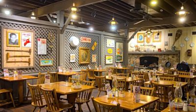 Dad Sneaks Picture of Golden Retriever Onto Wall at Cracker Barrel and It’s Priceless