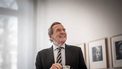 Gerhard Schröder (80): Chart-Hits, GZSZ, Frauen - damit sorgte der Altkanzler für skurrile Schlagzeilen