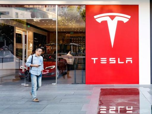 Tesla (TSLA) Falls 8% on Robotaxi Event Delay: Buy the Dip?
