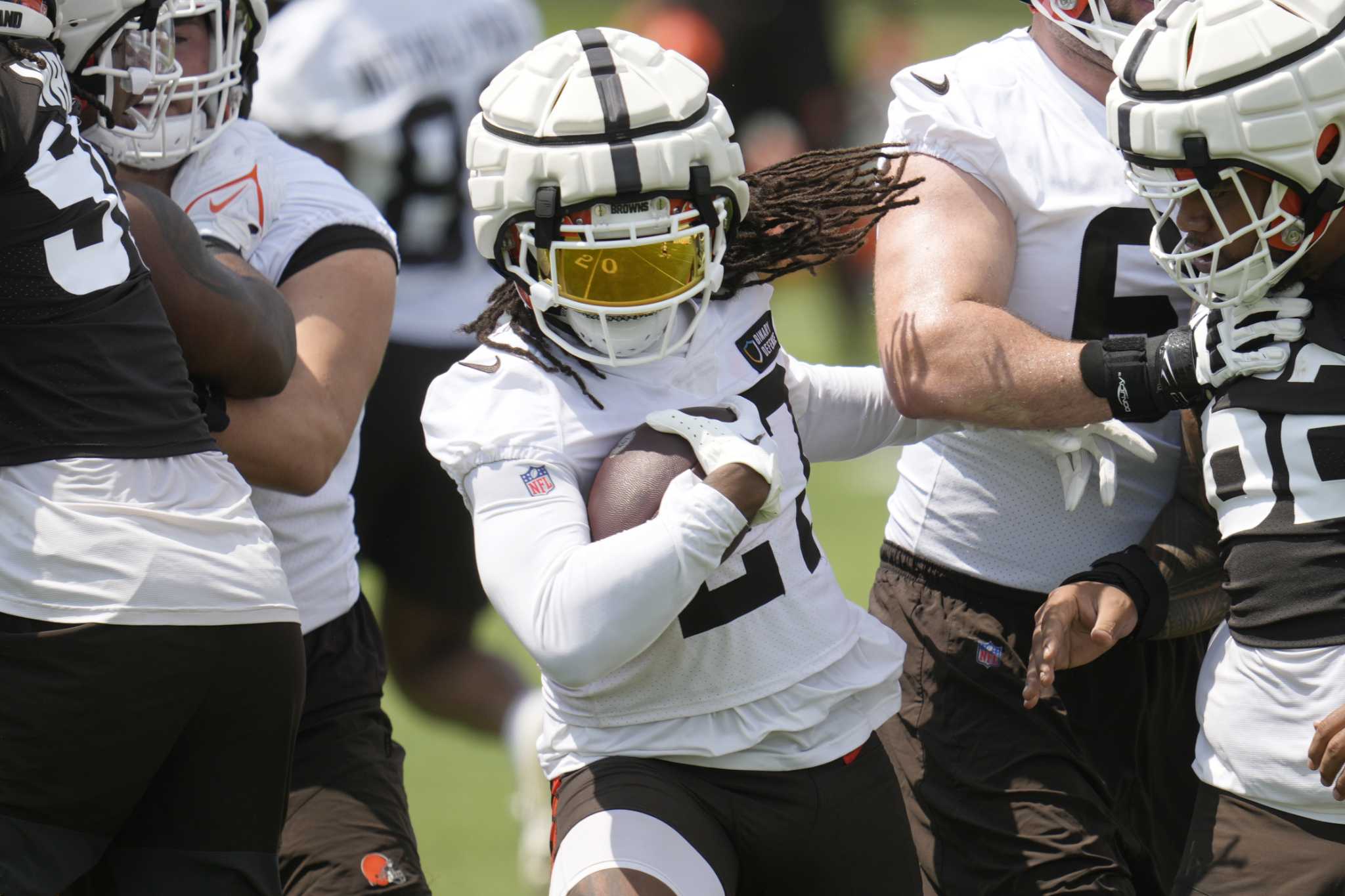 Browns RB D'Onta Foreman suffers head injury during practice, air lifted to hospital in Virginia